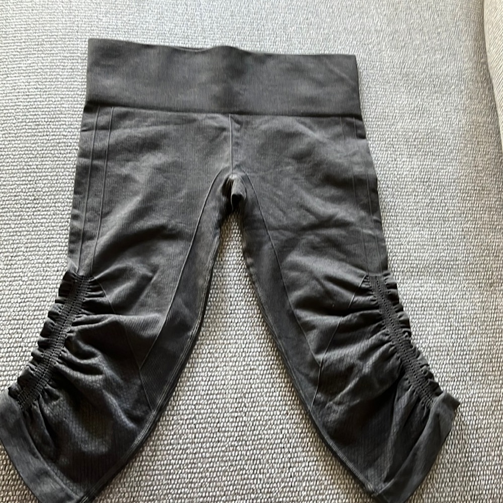 lululemon in the flow crop size 6